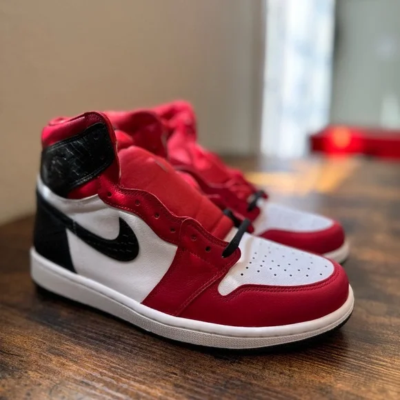 Nike Women’s Jordan 1 High OG Shoes - Size 9.5 - Picture 8 of 8